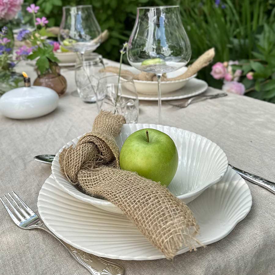 Sommermagi med Kamskjell – en romantisk borddekking stylet av @solis_bohemian