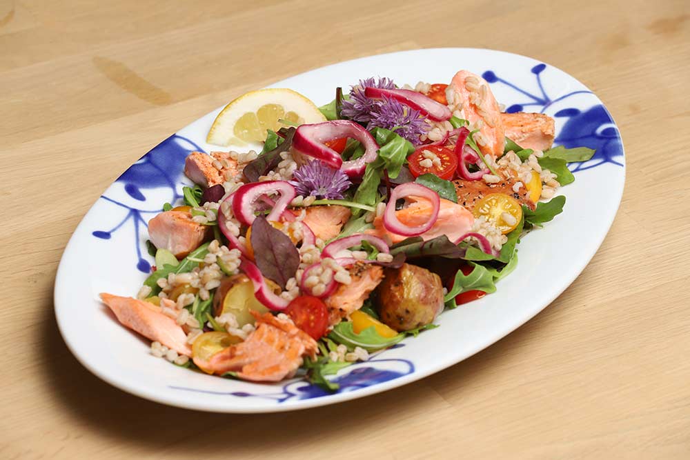 Sommersalat servert på fat fra Maxistrå-serien