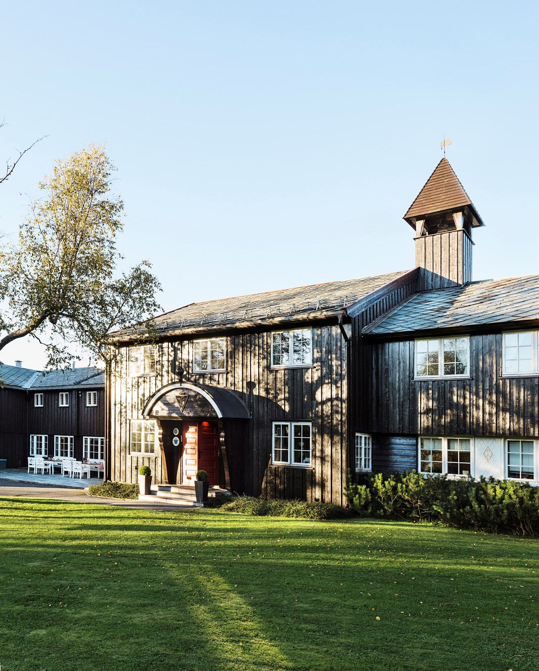 Lysebu x Porsgrunds Porselænsfabrik: Porselenshus basert på Jette Frölich sin klippekunst