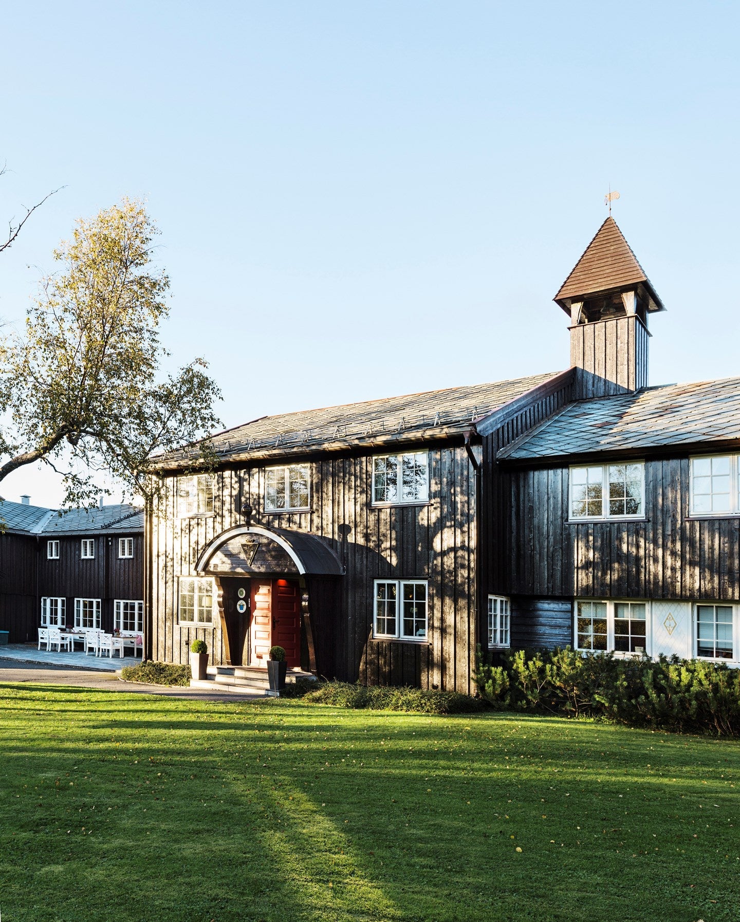 Lysebu x Porsgrunds Porselænsfabrik: Porselenshus basert på Jette Frölich sin klippekunst