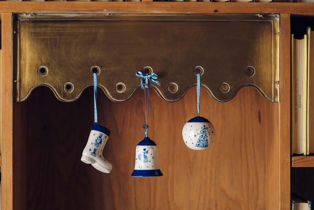 PORSELEN HENGEPYNT KLOKKE, STØVEL, KULE BLÅ BALLERINA  6,5 CM