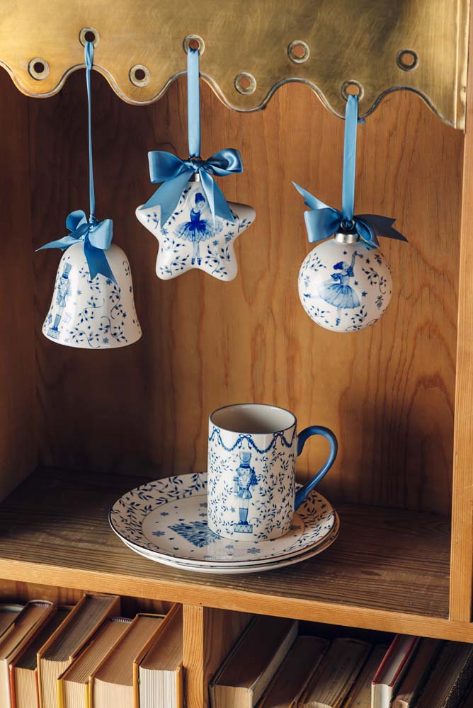 PORSELEN HENGEPYNT KULE BLÅ BALLERINA 8 CM