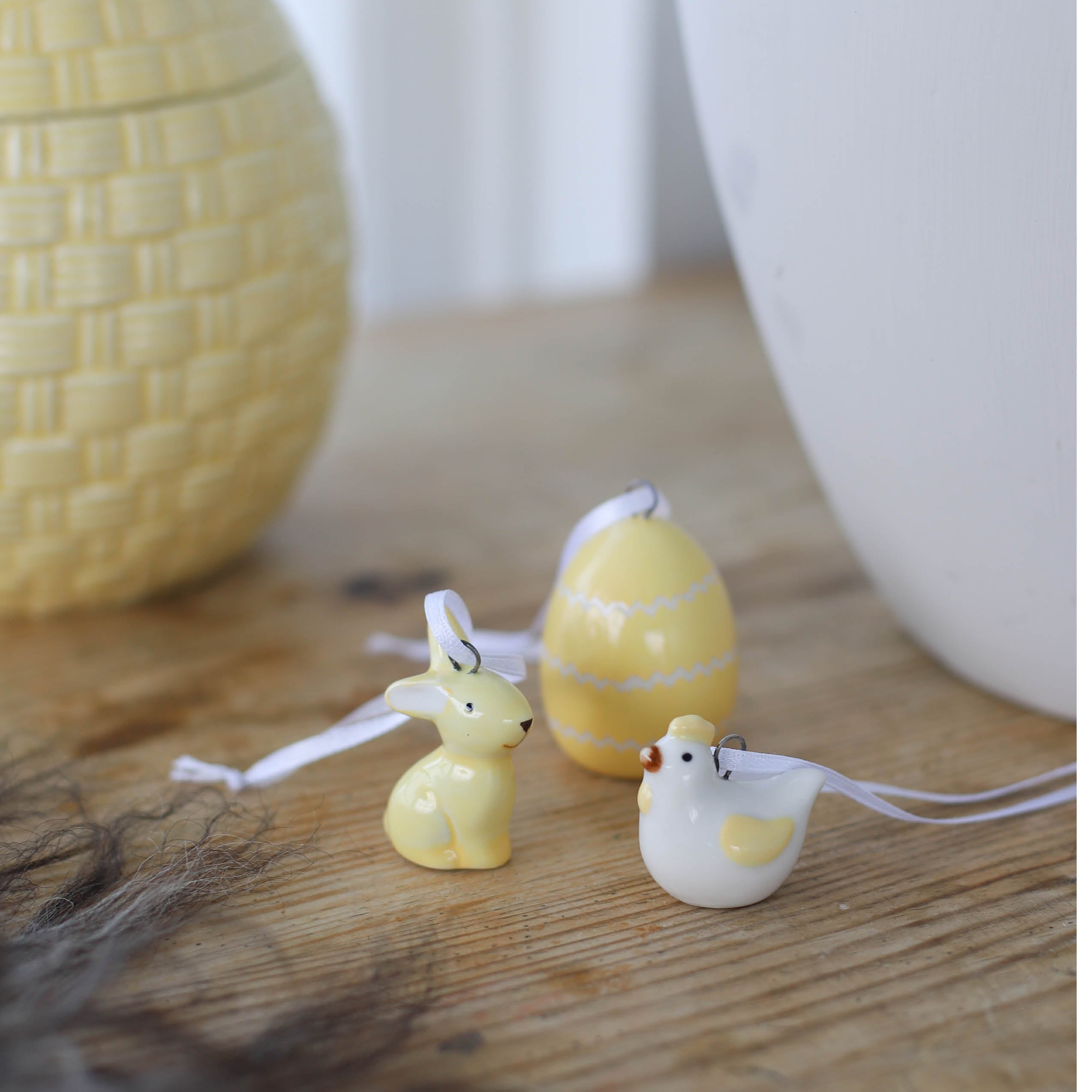 PÅSKEPYNT PORSELEN - HØNE, HARE, KANIN, EGG 3 PK - GUL