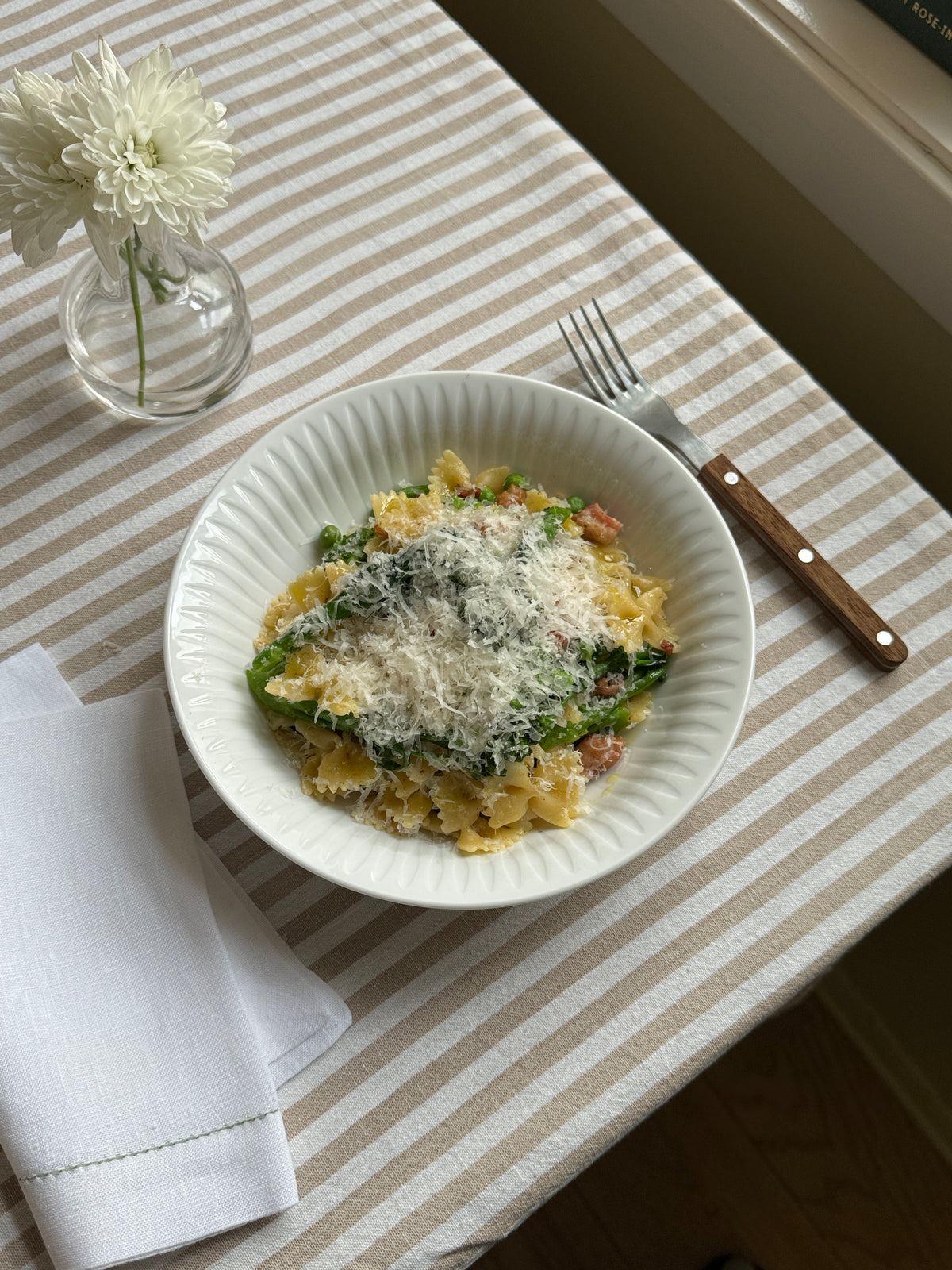 Farfalle med brokkolini og bacon – servert i vår favoritt dype tallerken fra Spire