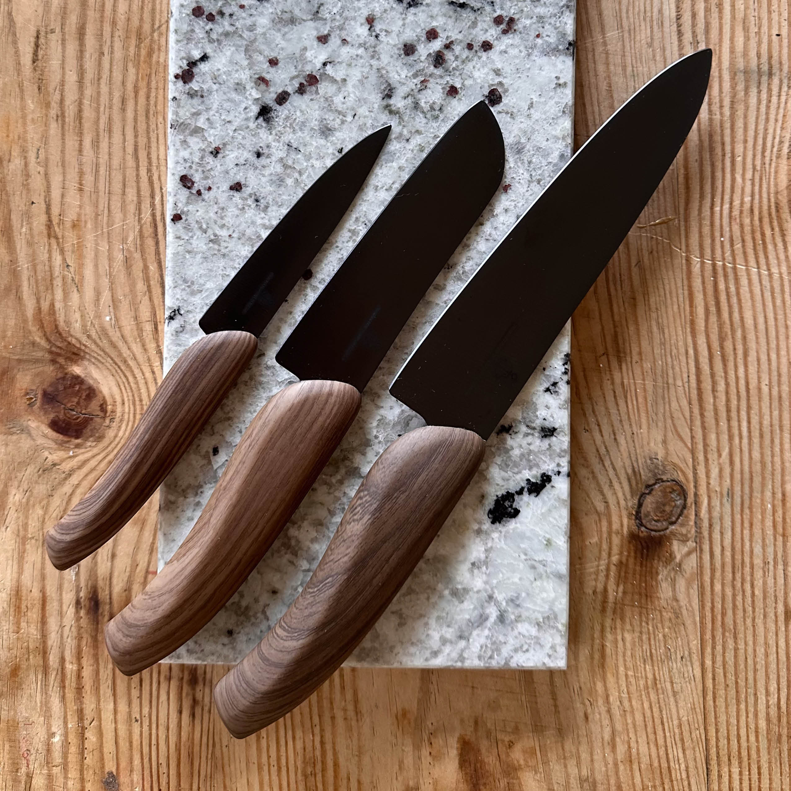 SANTOKU KNIV WOODS SORT KNIVBLAD 12 CM